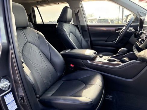 Used 2022 Toyota Highlander Platinum image 9