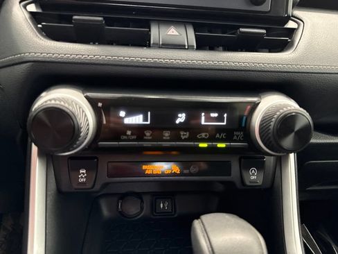 Used 2019 Toyota RAV4 LE w/ Carpet Mat Package AWD/4WD image 29