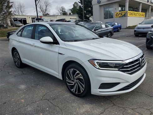 Used 2021 Volkswagen Jetta SEL Premium image 3