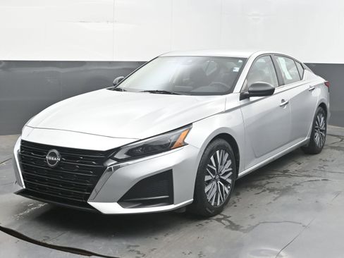 Used 2024 Nissan Altima 2.5 SV FWD image 3