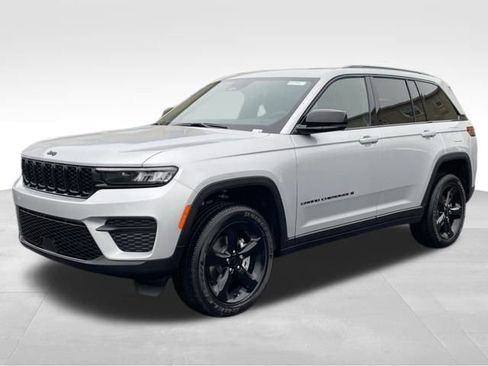 New 2025 Jeep Grand Cherokee Altitude image 3