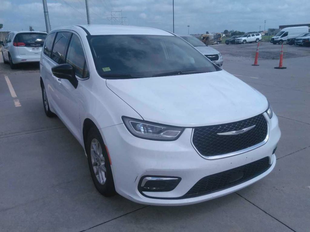 Used 2024 Chrysler Pacifica Touring-L FWD image 4