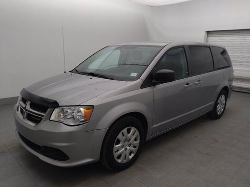 Used 2018 Dodge Grand Caravan SE w/ UConnect Hands-Free Group FWD image 2