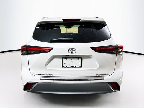 Used 2021 Toyota Highlander Platinum FWD image 4