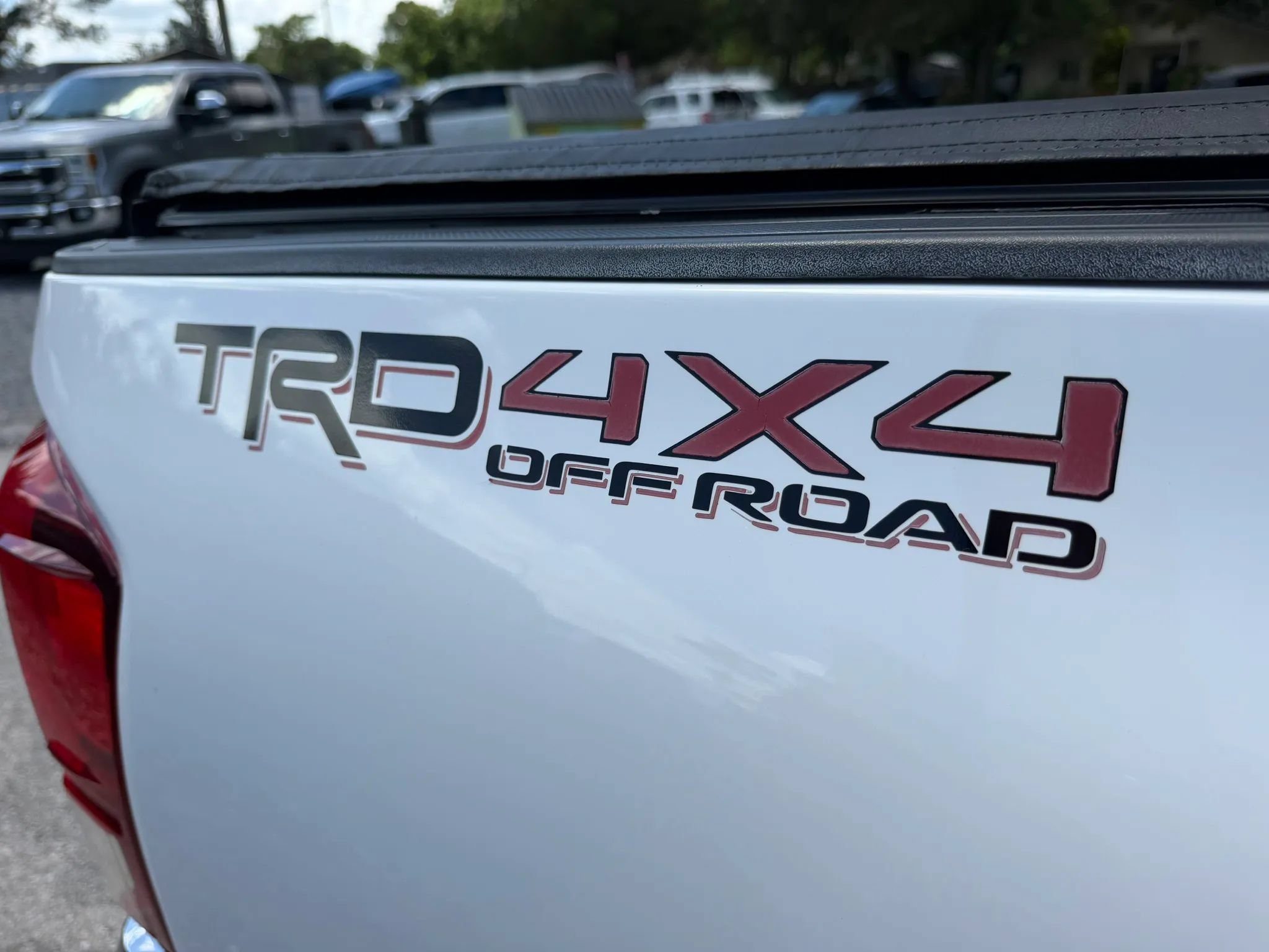 Used 2018 Toyota Tacoma SR5 AWD/4WD image 8