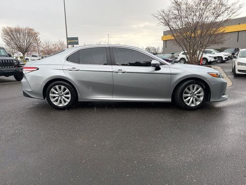 Used 2018 Toyota Camry LE image 8