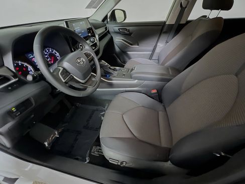 Used 2022 Toyota Highlander LE image 15