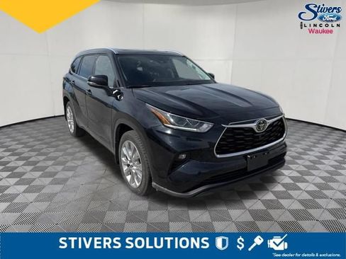Used 2021 Toyota Highlander Limited w/ Protection Package #3 (TMS) AWD/4WD image 3