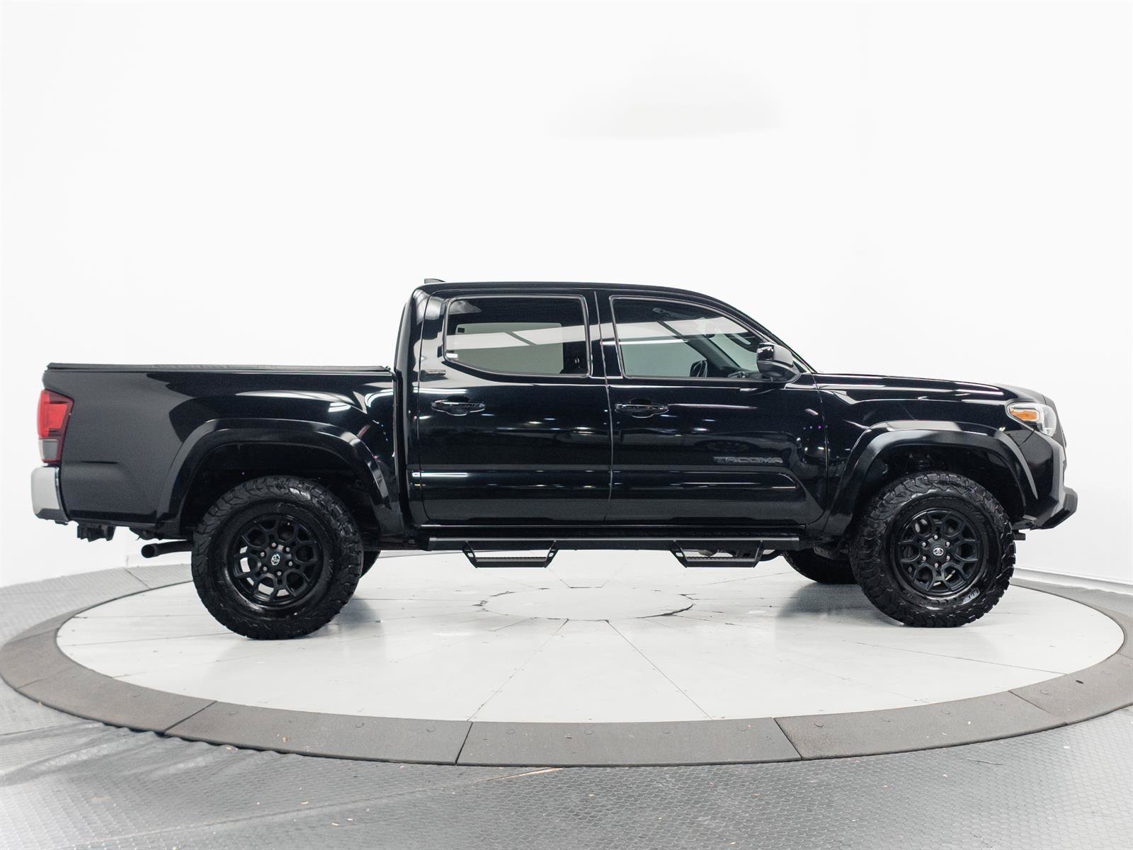 Used 2021 Toyota Tacoma SR5 AWD/4WD image 12