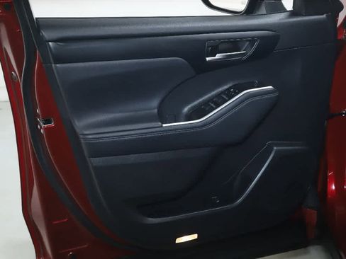 Used 2023 Toyota Highlander XSE image 16