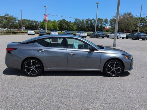 Used 2023 Nissan Altima 2.5 SR w/ SR Premium Package image 3