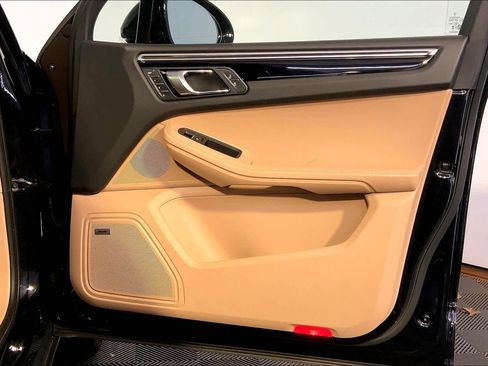 Used 2025 Porsche Macan image 26