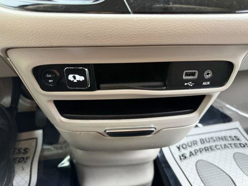 Used 2020 Chrysler Pacifica Touring-L image 32