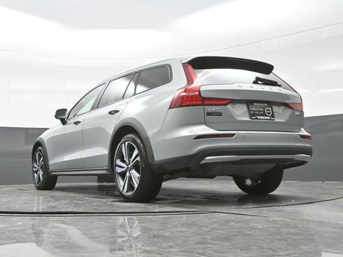 Used 2025 Volvo V60 B5 Cross Country Plus image 31