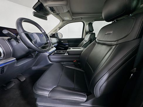 Used 2025 Ford Expedition Platinum image 13