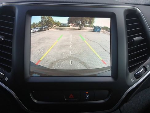 Used 2022 Jeep Cherokee Latitude Lux FWD image 9