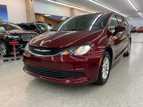 Used 2020 Chrysler Voyager LX image 1