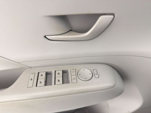 Used 2025 Hyundai Kona SEL FWD image 13