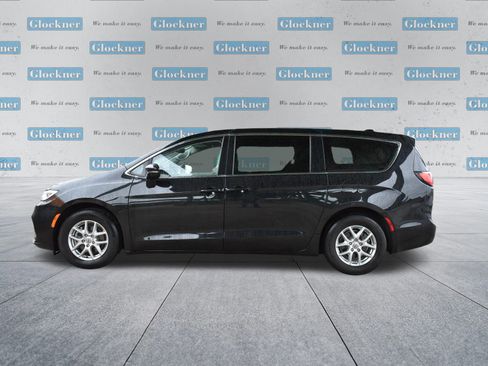 Used 2024 Chrysler Pacifica Touring-L FWD image 9