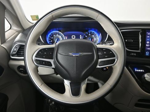 Used 2020 Chrysler Pacifica Limited image 36