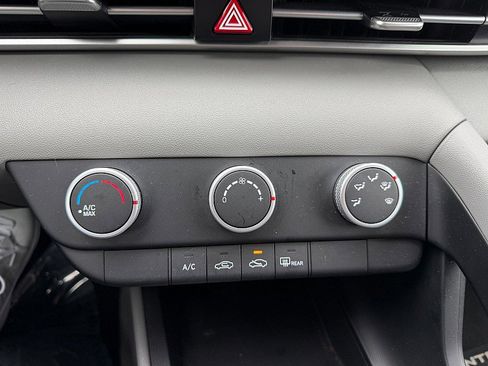 Used 2022 Hyundai Elantra SE image 23