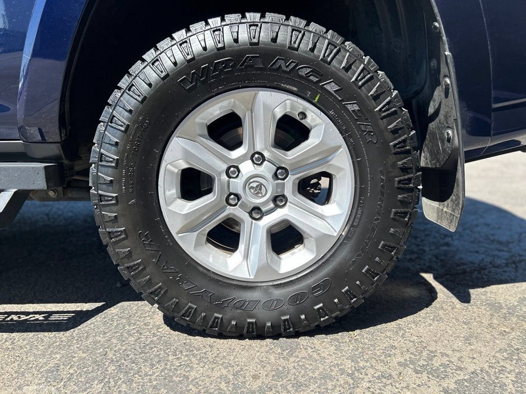 Used 2019 Toyota 4Runner SR5 AWD/4WD image 10