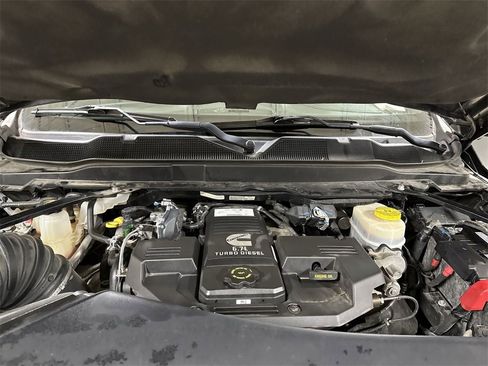 Used 2019 RAM 2500 Laramie w/ Black Appearance Package image 25