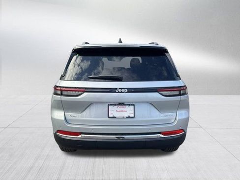 New 2025 Jeep Grand Cherokee Laredo image 6