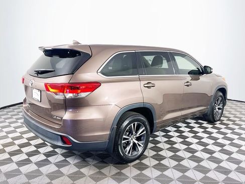 Used 2017 Toyota Highlander Plus AWD/4WD image 8