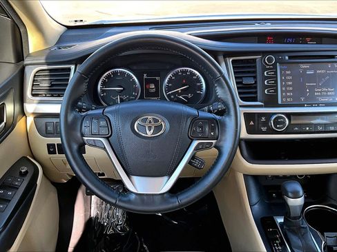 Used 2017 Toyota Highlander XLE image 5