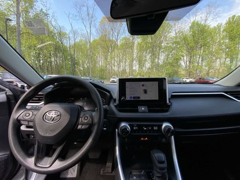 Used 2025 Toyota RAV4 XLE AWD/4WD image 18