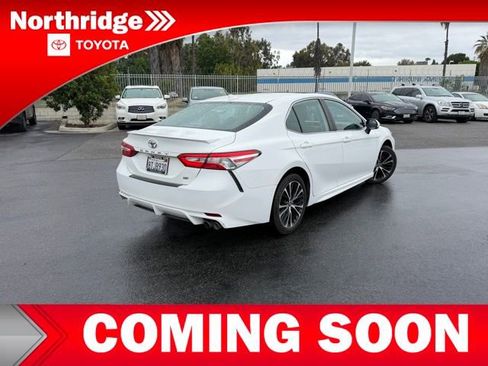 Used 2020 Toyota Camry SE w/ Convenience Package FWD image 4