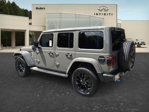 Used 2022 Jeep Wrangler Unlimited Sahara w/ Cold Weather Group AWD/4WD image 6