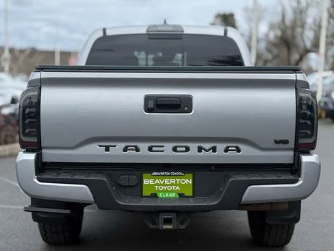 Used 2018 Toyota Tacoma TRD Sport image 4