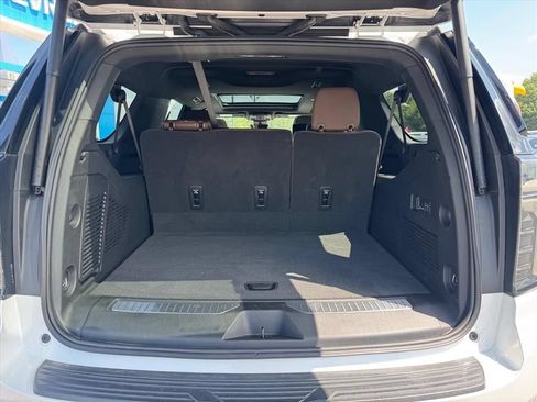 Used 2025 Chevrolet Suburban High Country AWD/4WD image 9
