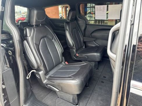 Used 2025 Chrysler Pacifica Select image 31