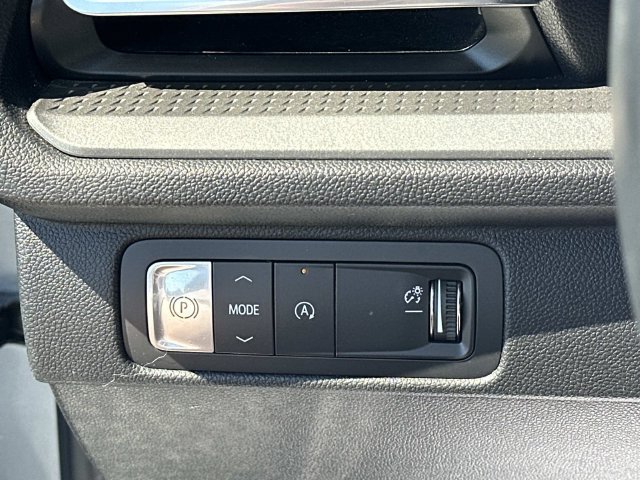 Certified 2025 Chevrolet Traverse LT FWD image 17