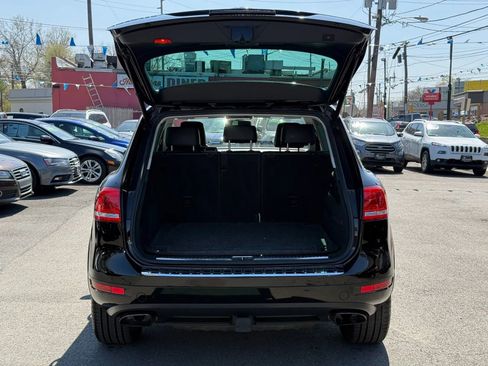 Used 2012 Volkswagen Touareg Sport image 8