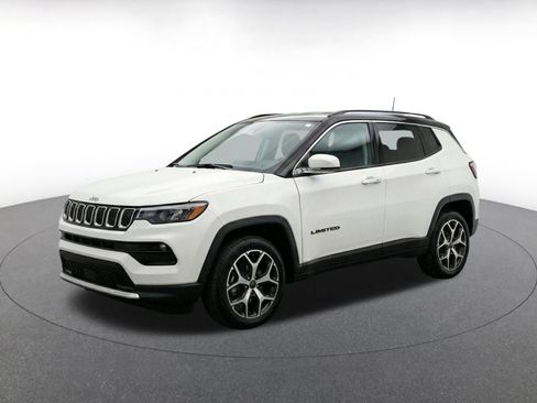 Used 2025 Jeep Compass Limited AWD/4WD image 3
