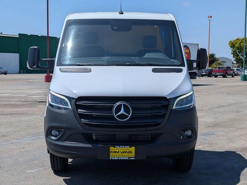 Used 2024 Mercedes-Benz Sprinter 4500 image 2