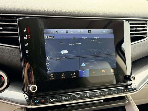 Used 2024 Jeep Wagoneer L 4WD w/ Premium Group I image 3