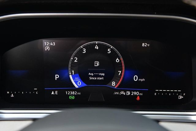 Used 2025 Volkswagen Taos SE w/ Panoramic Sunroof Package FWD image 11