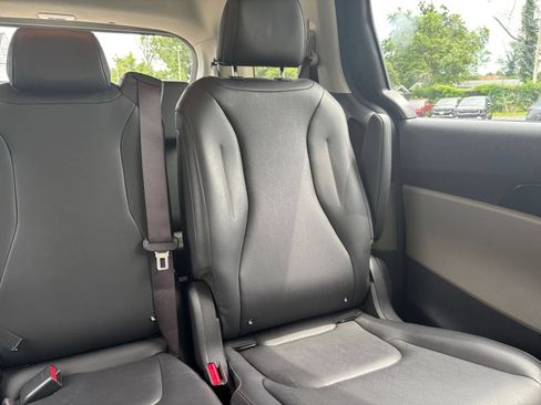 Used 2026 Kia Carnival FWD image 39