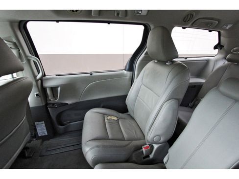 Used 2016 Toyota Sienna XLE Premium FWD image 13