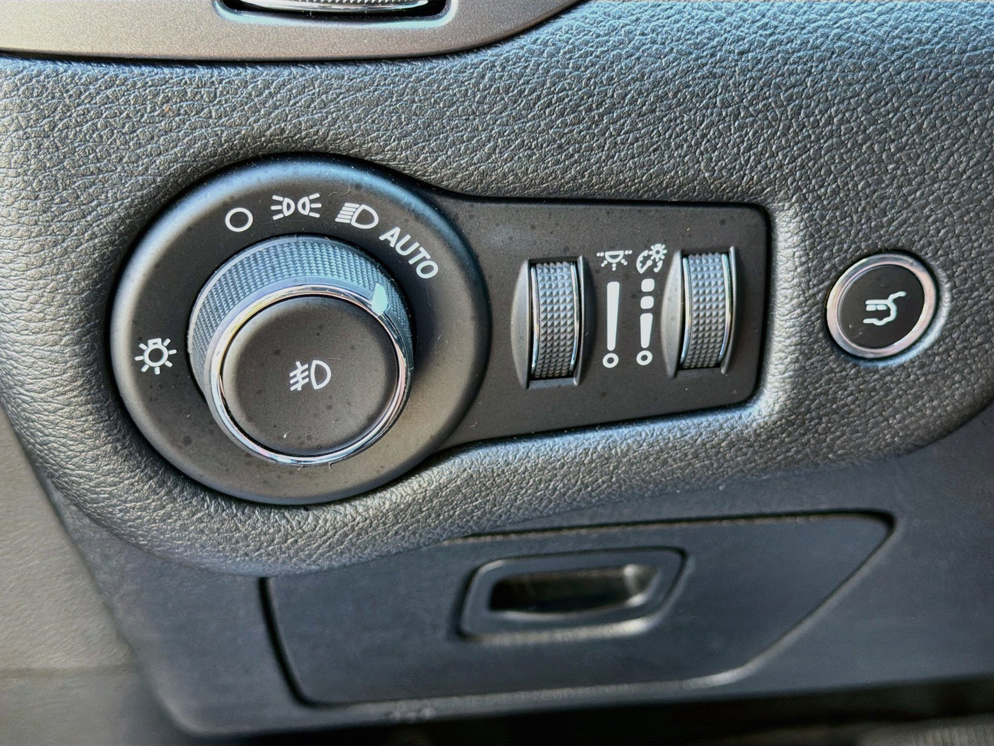 Used 2019 Jeep Cherokee Limited w/ Luxury Group FWD image 8