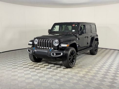 Used 2023 Jeep Wrangler Unlimited Sahara w/ Cold Weather Group AWD/4WD image 10