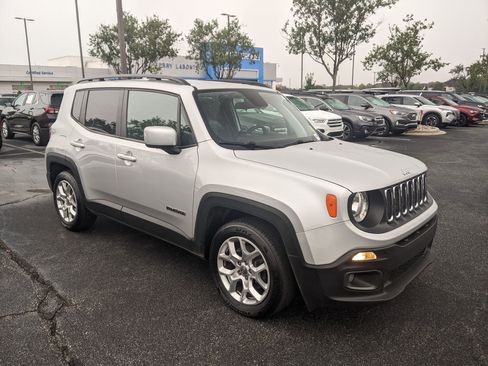 Used 2018 Jeep Renegade Latitude image 2