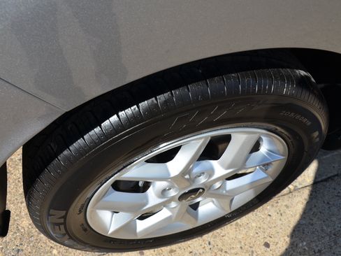 Used 2025 Kia Soul LX w/ LX Technology Package FWD image 17