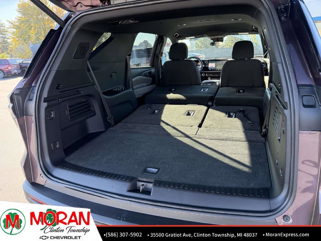 Used 2024 Chevrolet Traverse LT w/ LPO, Floor Liner Package FWD image 12