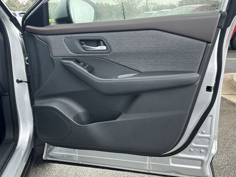 Used 2022 Nissan Rogue SV image 15